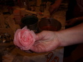 Vanhoista kynttilöistä sulatetusta massasta tehtiin ruusuja.