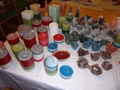 Valmiita kynttilöitä joiden valussa on käytetty maitopurkkeja sekä erikokoisia peltipurkkeja. Kananmunan kennoista tehtyjä sytykeruusuja.