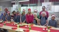 Kotitalousopettaja Päivi Mustonen ja pj. Armi Rasskasov ohjaavat tämän vuoden viimeistä Pikkukorkkikerhoa ti 8.12.2015. 